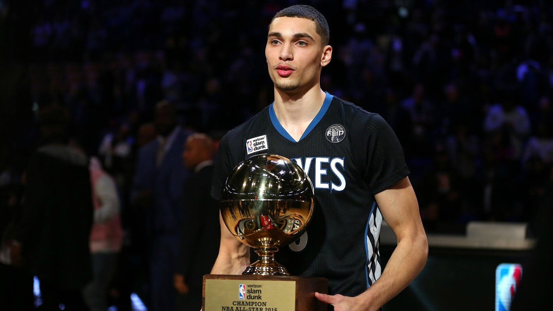 开云官方平台-史上第一个在季后赛连续投中超远距离三分球的球员，中场超远三分球